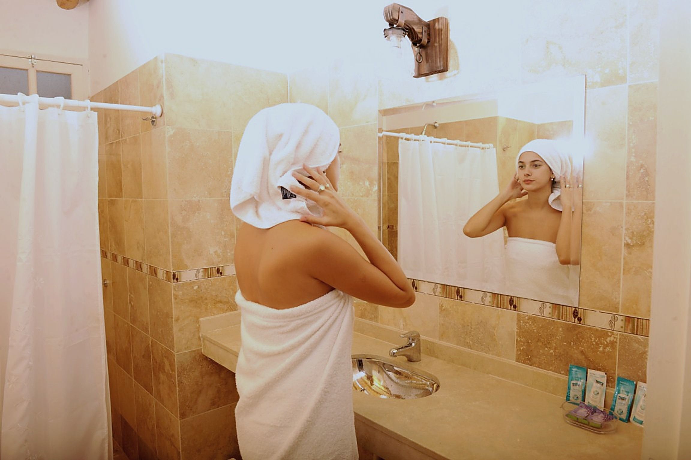 Baño completo de la Cabaña de Campo con ducha, lavatorio y espejo