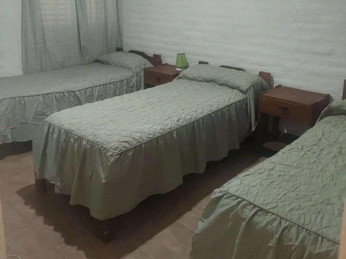 Habitación de la Cabaña Valle Pintado con tres camas simples