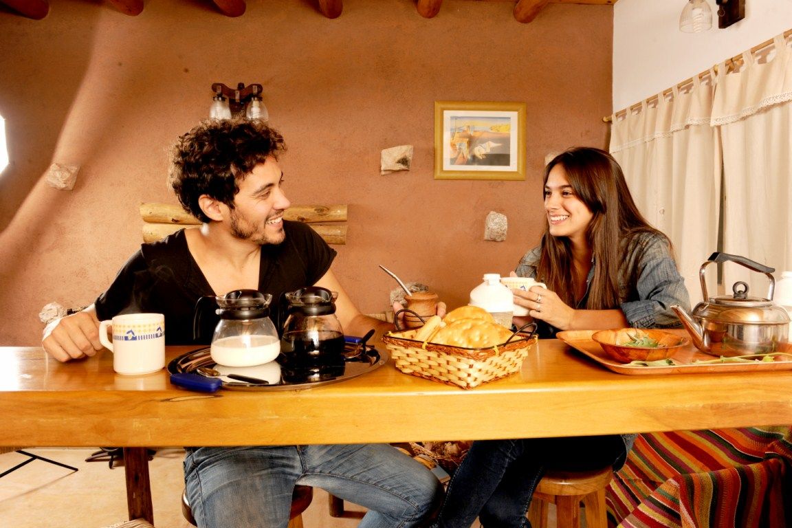 Pareja desayunando en la barra de la Cabaña de Campo