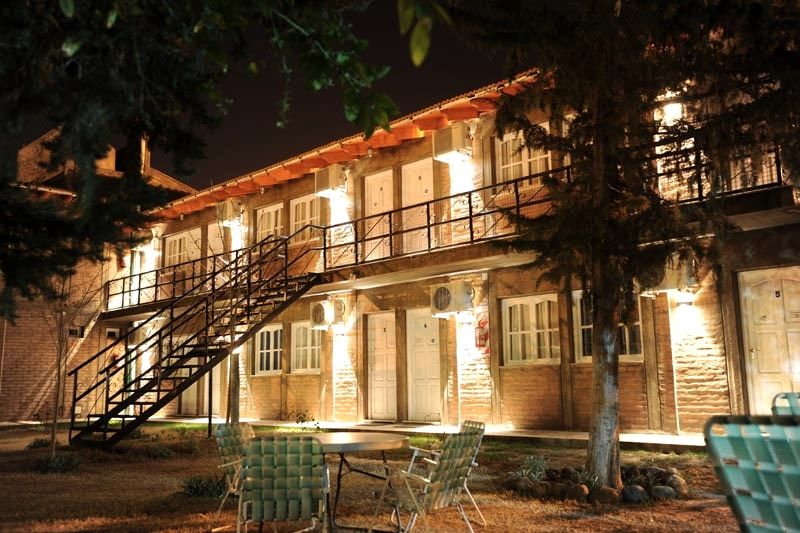 Exterior iluminado de Cabañas Valle Pintado por la noche