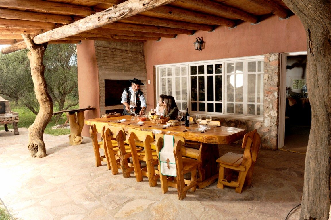Mesa larga junto al parrillero individual de la Cabaña de Campo
