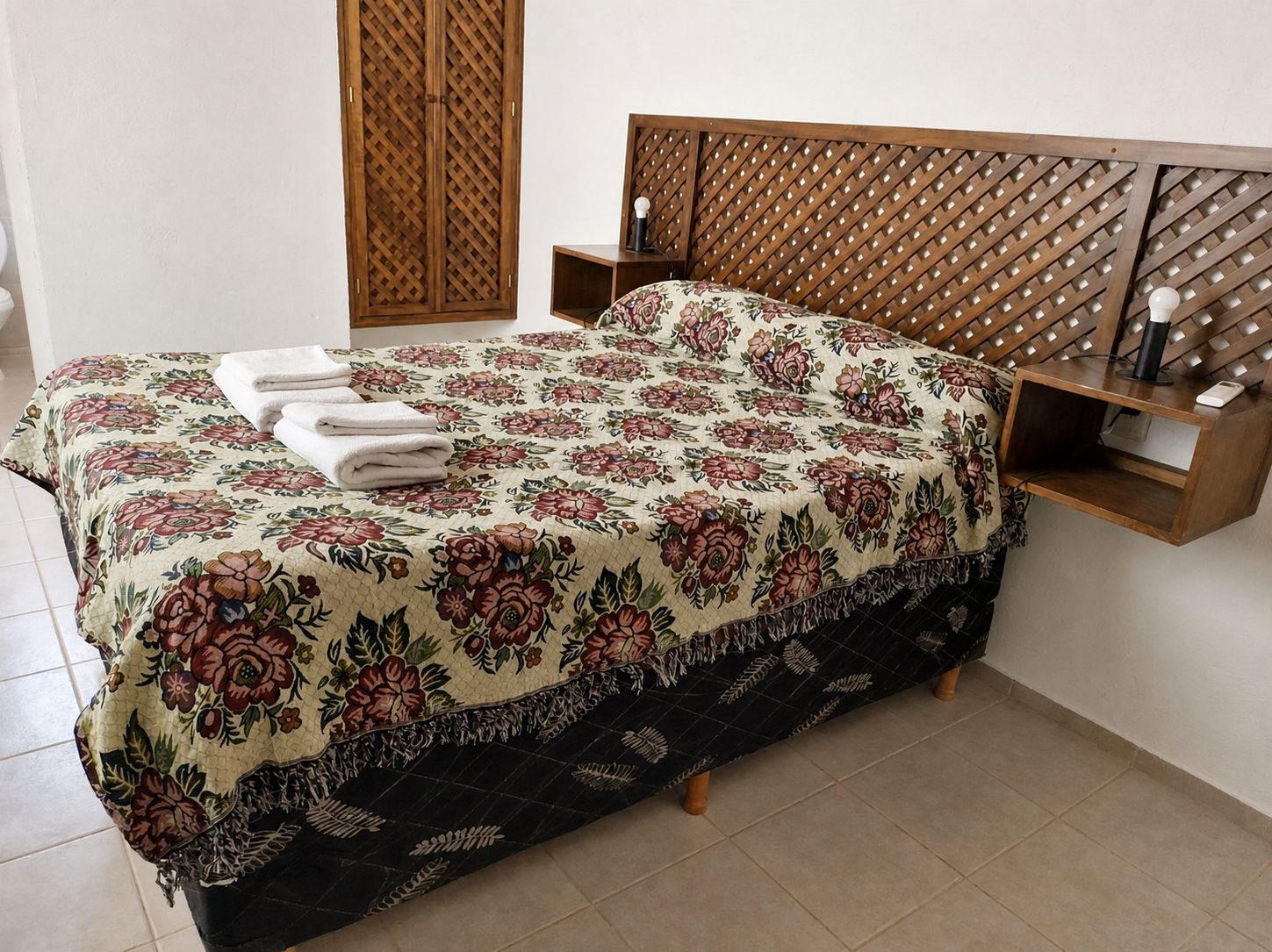 Monoambiente de Campo con cama doble preparado con ropa blanca