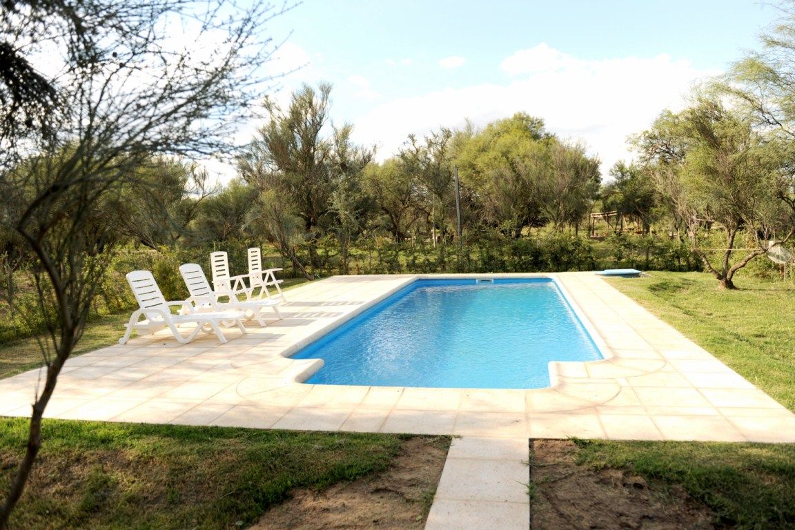 Pileta del complejo rodeada por el entorno de campo